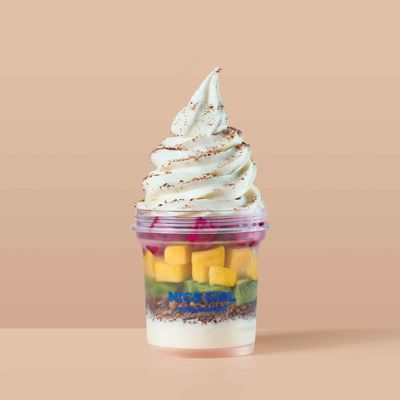 Yogurt gelato artigianale senza grassi, in tazza grande, con tre tipi di frutta